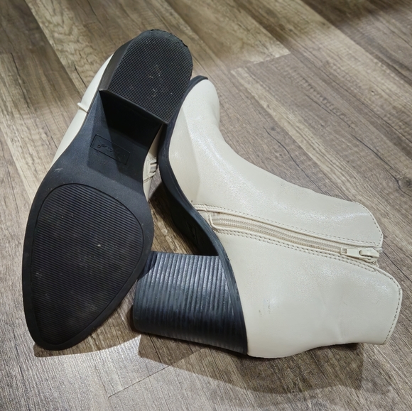 Qupid White Heeled Pointed Toe Booties - Picture 4 of 9